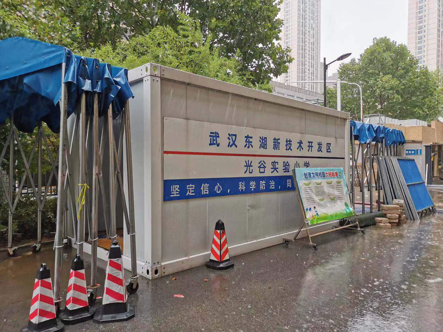 售后人員對紅外測溫設(shè)備正進(jìn)行巡檢1.jpg